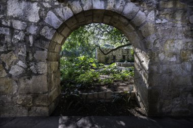 Kapısından içeri Alamo'nun duvarına