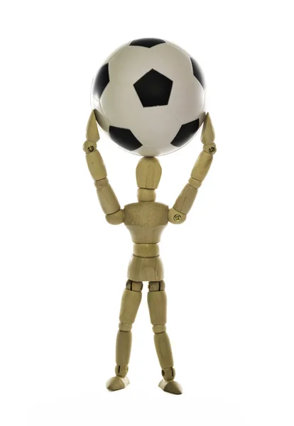 Деревянная модель человека с футболом — стоковое фото