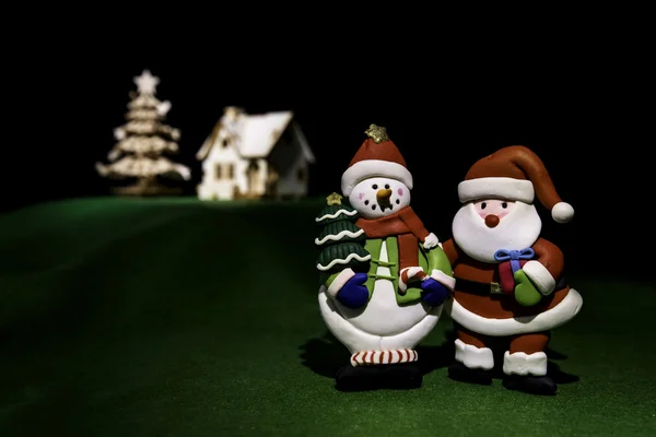 Santa e boneco de neve stand na grama verde — Fotografia de Stock