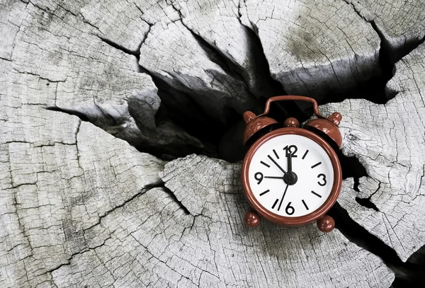 Reloj rojo en madera cortada vieja —  Fotos de Stock