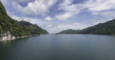 Pürüzsüz nehir dalga baraj üzerinde