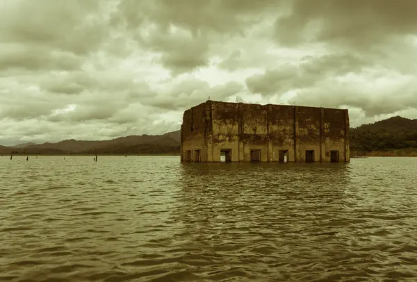Templo velho na água com estilo de cor sépia — Fotografia de Stock