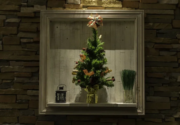 Kleiner Weihnachtsbaum im Rahmen geschmückt — Stockfoto