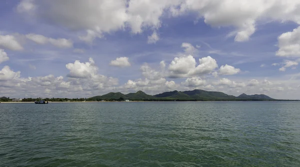 Green mountain near the sea with cloudy day — Stock Photo, Image