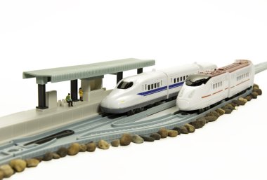 İki Japonya tren istasyonunda beyaz arka plan üzerinde izole