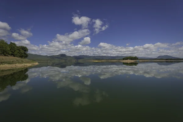 Réflexe nuageux sur l'eau — Photo