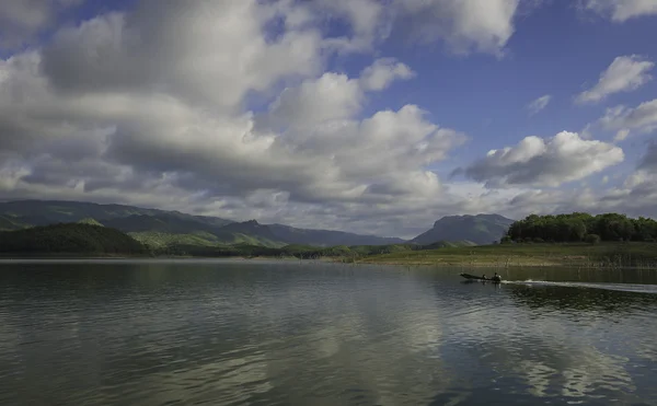 Deux personnes sur un bateau à longue queue dans le lac — Photo