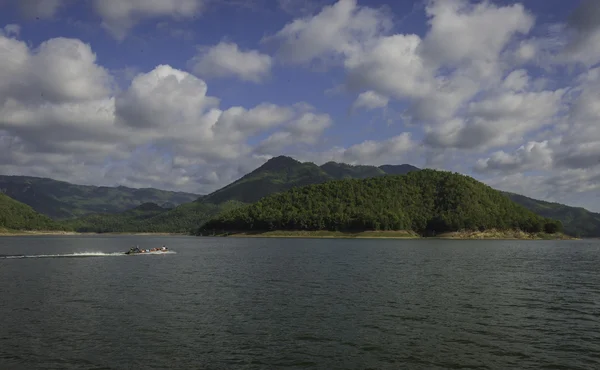 Bateau thaïlandais à longue queue dans le lac — Photo