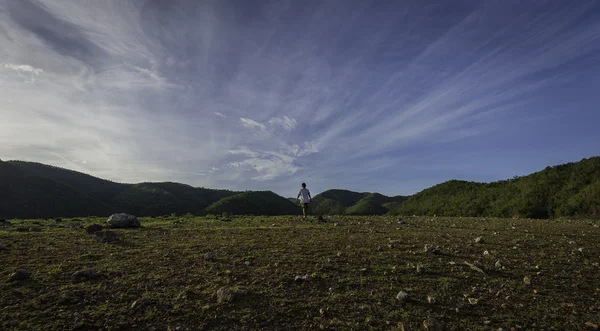 Un niño camina por la montaña —  Fotos de Stock