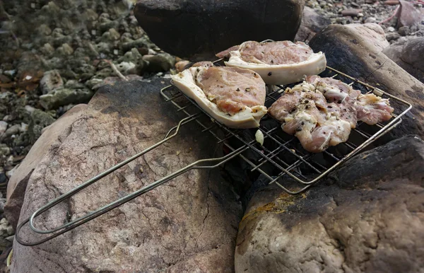 Vers en ruwe geroosterde varkensvlees op grill — Stockfoto