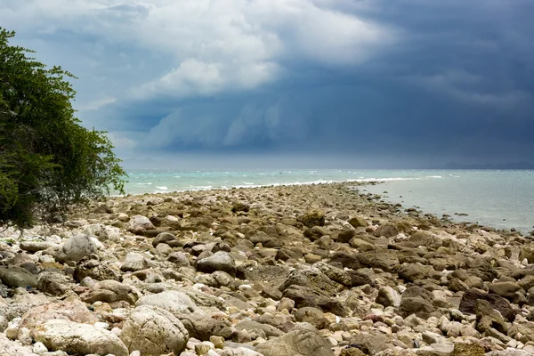 Облако дождя и буря приближаются к острову — стоковое фото
