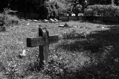 Siyah ve beyaz ile mezarlığında eski çapraz