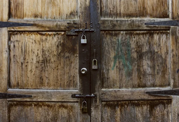 Stare drewniane drzwi z dwoma blokada klawiszy — Zdjęcie stockowe
