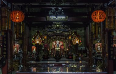 Eski Çin tapınak içinde Çin Buda heykeli ile