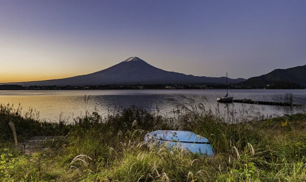 Barco azul en la orilla cerca del lago Kawaguchi — Foto de Stock