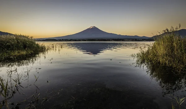 Sombra de la montaña Fuji en el lago Kawaguchi — Foto de Stock