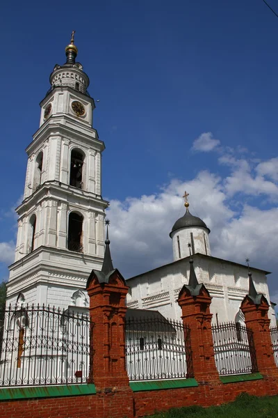 Dzwonnica i Katedra zmartwychwstania w Volokolamsku Kremla. Rosja — Zdjęcie stockowe