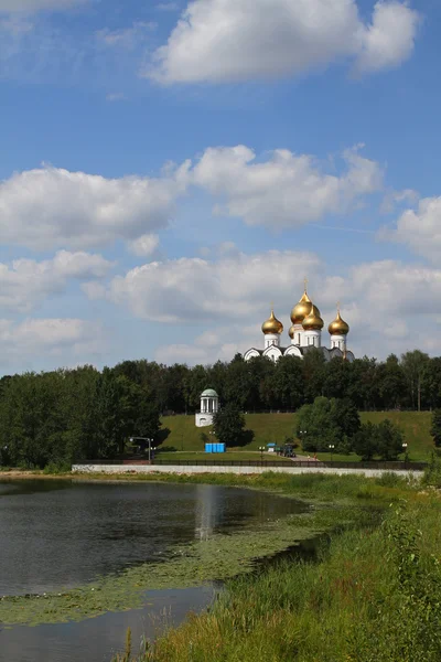 Kotorosl Fluss und die Kathedrale der Annahme. Jaroslawl, Russland — Stockfoto