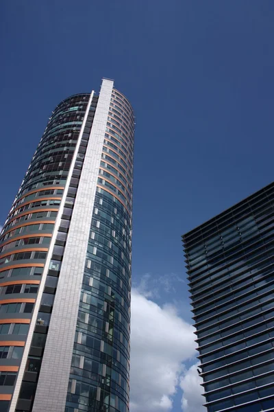 Modern yüksek katlı bina — Stok fotoğraf
