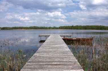 Göl grutas üzerinde demirleyen tekneleri