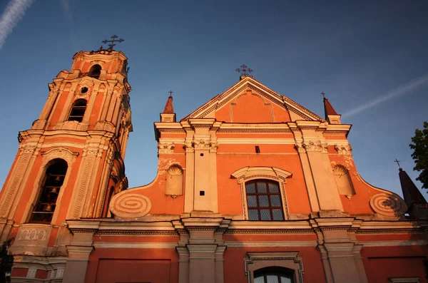 Αγίων πάντων εκκλησία στο Βίλνιους στο ηλιοβασίλεμα — Φωτογραφία Αρχείου