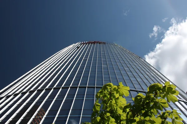 Um edifício moderno de alta elevação — Fotografia de Stock