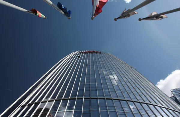 Um edifício moderno de alta elevação . — Fotografia de Stock