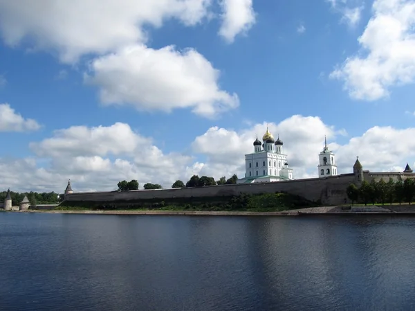 Pskov Kremlin op de rivier groot. Rusland, Pskov — Stockfoto