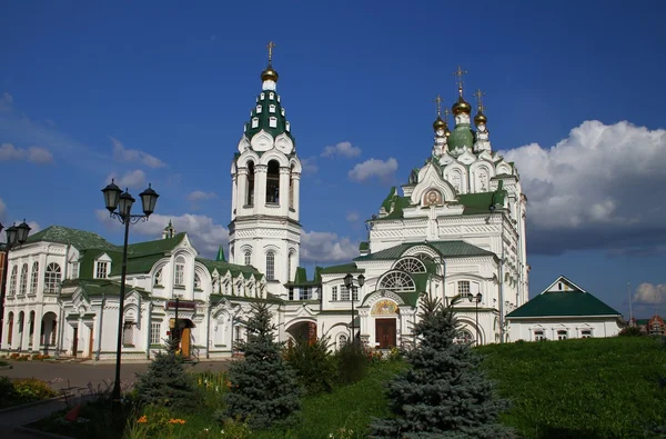 Dreifaltigkeitskirche in Joschkar-ola. russland, republik mari el — Stockfoto