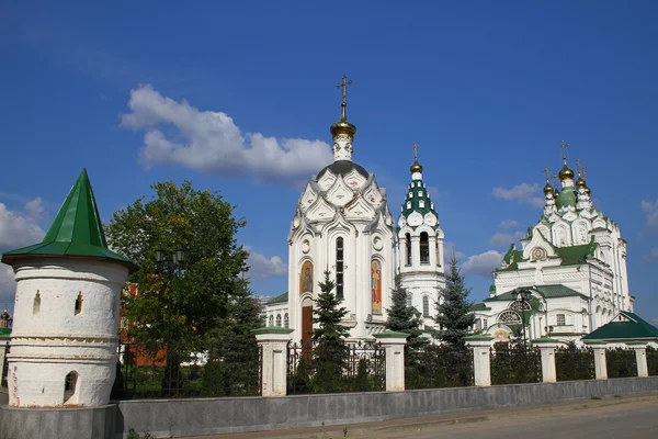 Dreifaltigkeitskirche in Joschkar-ola. russland, republik mari el — Stockfoto