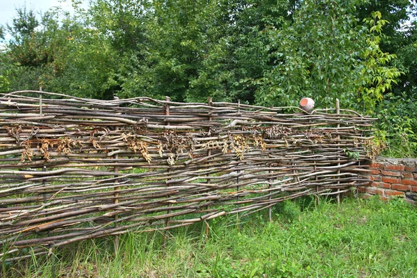 Плетеный забор в деревне — стоковое фото