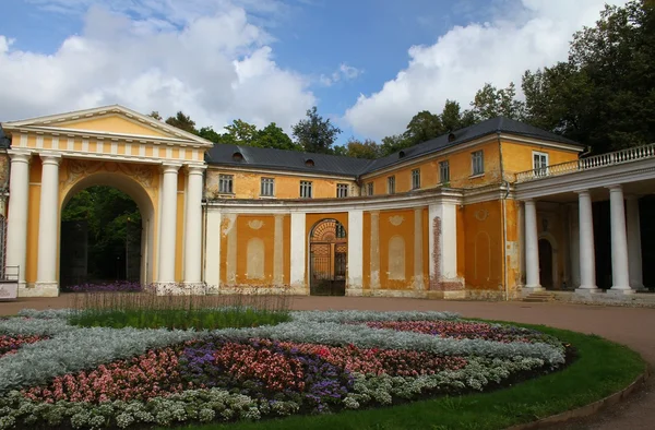 Palácio, um jardim da frente. Museu-propriedade Arkhangelskoye. Rússia — Fotografia de Stock
