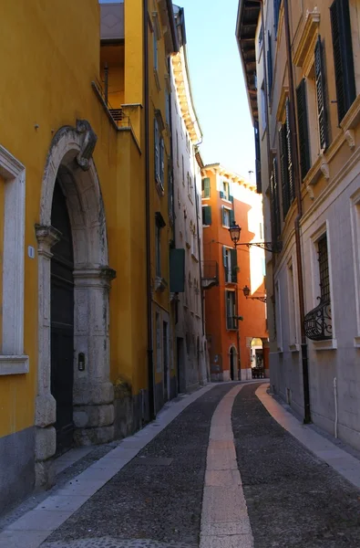 Rue ancienne et étroite à Vérone. Italie — Photo