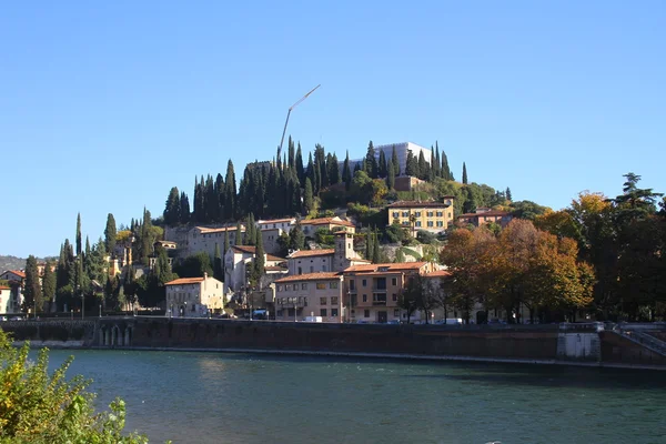 Fluss adige und der Hügel von San Pietro. verona — Stockfoto