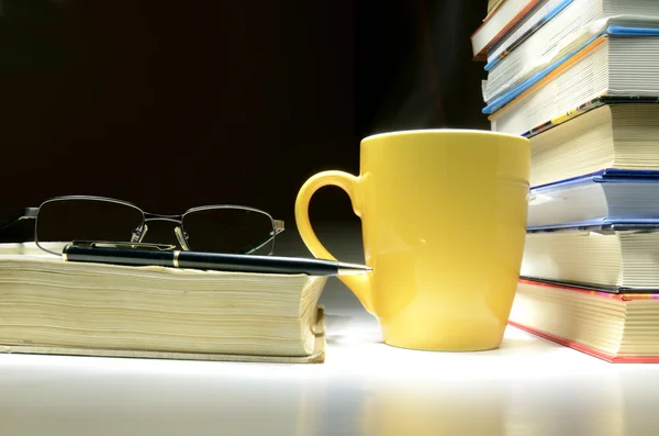 Livros antigos na mesa — Fotografia de Stock