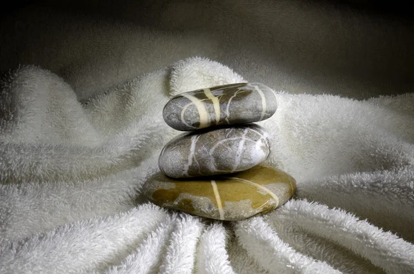 Çakıl taşları üzerinde havlu yığını — Stok fotoğraf
