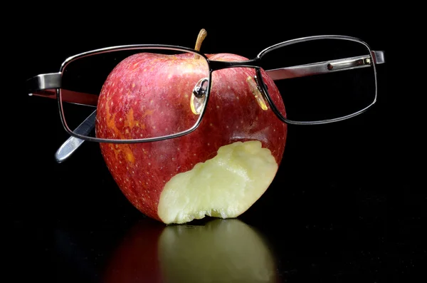 Jeść jabłko w okularach — Zdjęcie stockowe