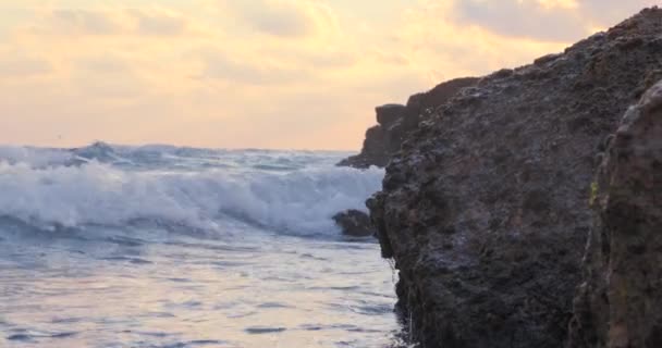 Olas marinas en cámara lenta durante el hermoso atardecer — Vídeo de stock