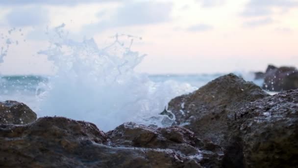Sea Waves stänk i långsamma rörelser under vackra solnedgången — Stockvideo