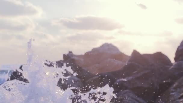 Vagues de mer éclaboussent dans le mouvement lent pendant le beau coucher de soleil — Video