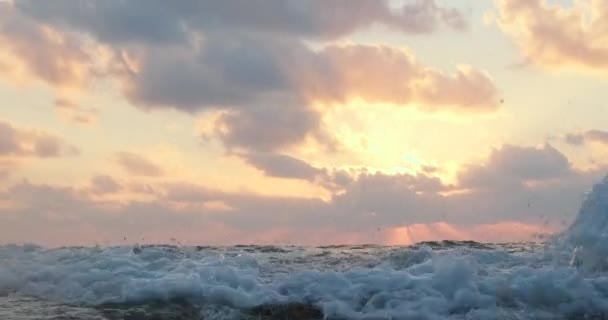 Vagues de mer en mouvement lent pendant le beau coucher de soleil — Video