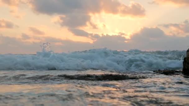 Vagues de mer en mouvement lent pendant le beau coucher de soleil — Video