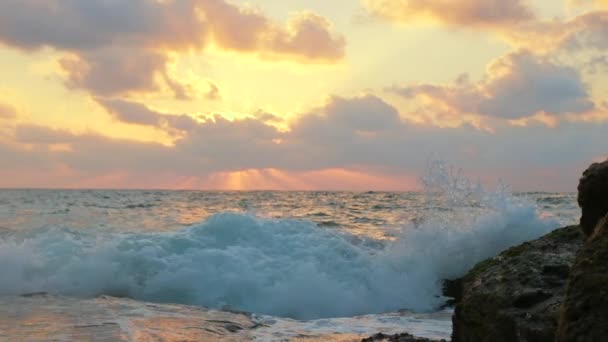 Vagues de mer en mouvement lent pendant le beau coucher de soleil — Video