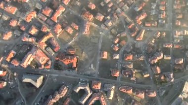 Güneşli bir sabahta (yaklaşırken dönerek) köyün üzerinde hava görüntüleri)