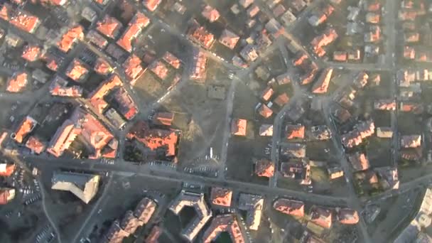 阳光明媚的早晨，在村庄上空的空中拍摄到的镜头（旋转时正在接近）) — 图库视频影像