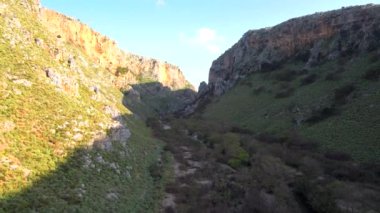 Geriye doğru uçmak Güzel bir kanyonu açığa çıkarmak