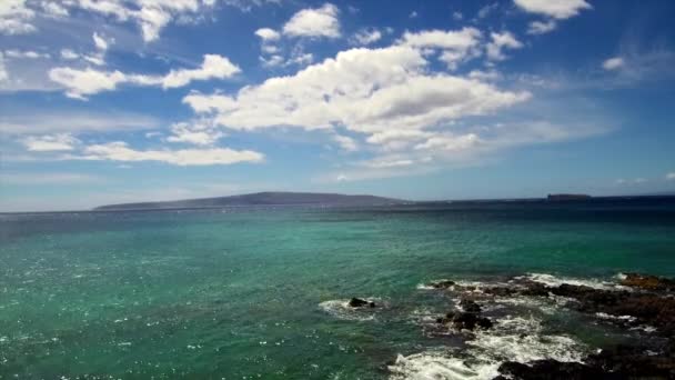 Létající dron nad oceánem — Stock video