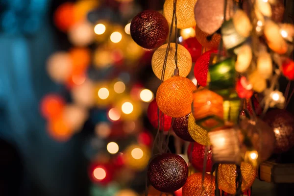 Kleurrijke gloeiende lichten van Kerstmis — Stockfoto