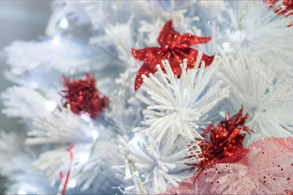 Geschmückter weißer Weihnachtsbaum — Stockfoto