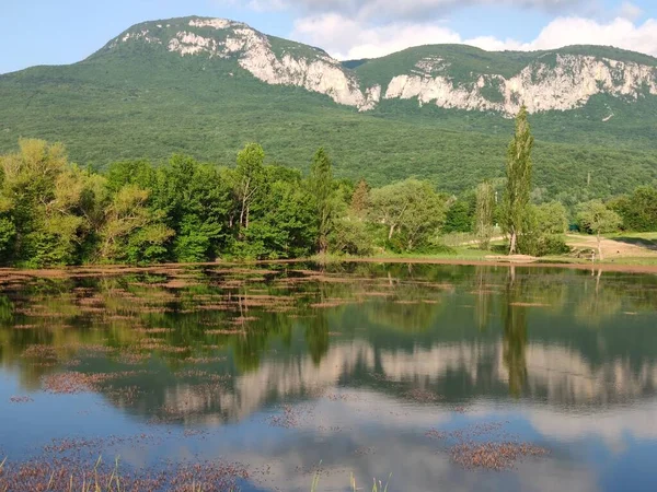 Krim Schiereiland Zomer Landschap Alpene Krim Met Plas Bomen Bewolking — Stockfoto